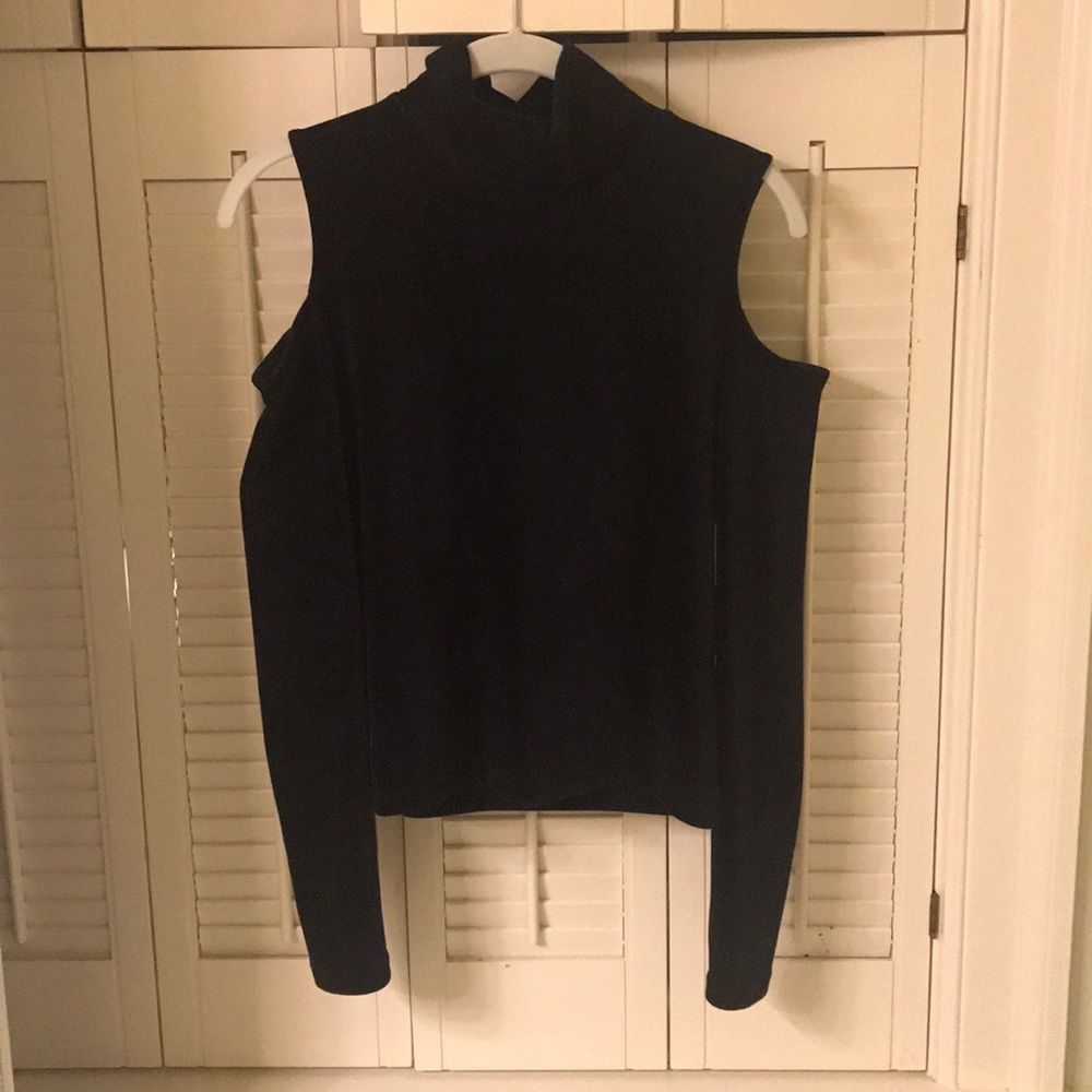 Cold shoulder Long sleeve top